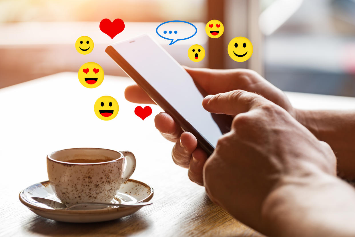 ¿Cuál es el emoji más popular del mundo? Foto ilustrativa de una persona poniendo emojis en su teléfono. (Getty)