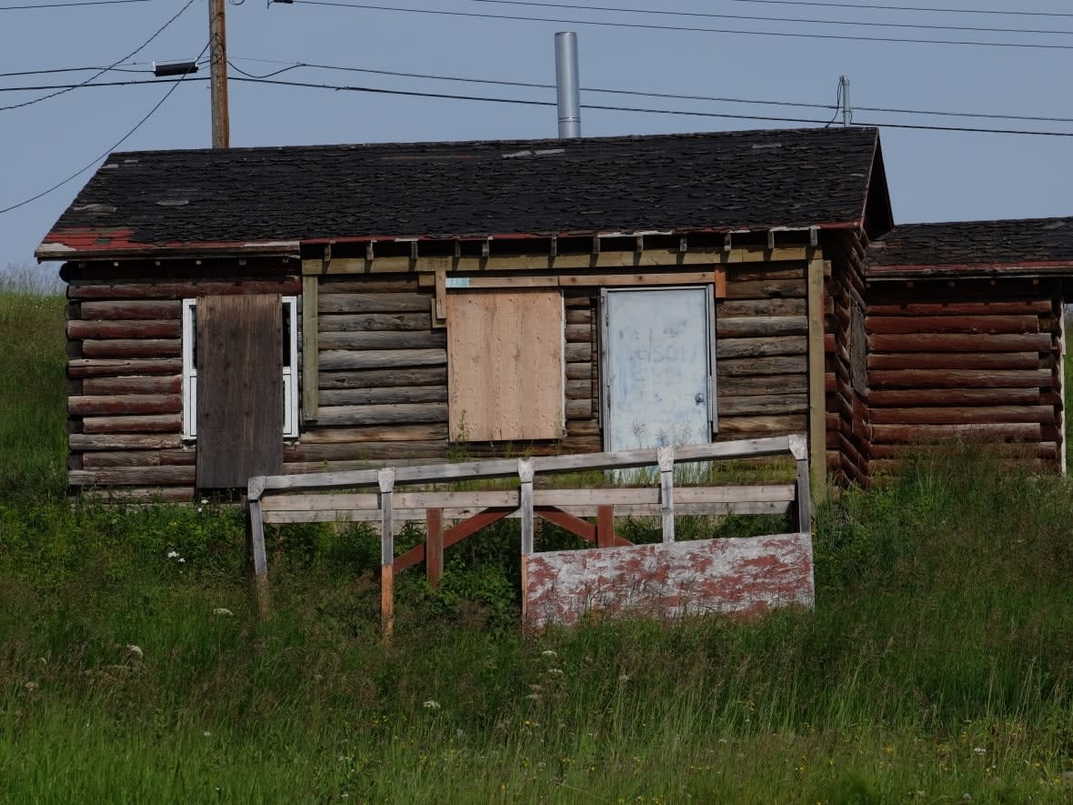 A boarded-up home is shown in July 2018 in Fort Good Hope, N.W.T. The community is building affordable housing units, specifically aimed at addressing homelessness, with the help of $3 million from the federal government's housing fund. (Alex Brockman/CBC - image credit)