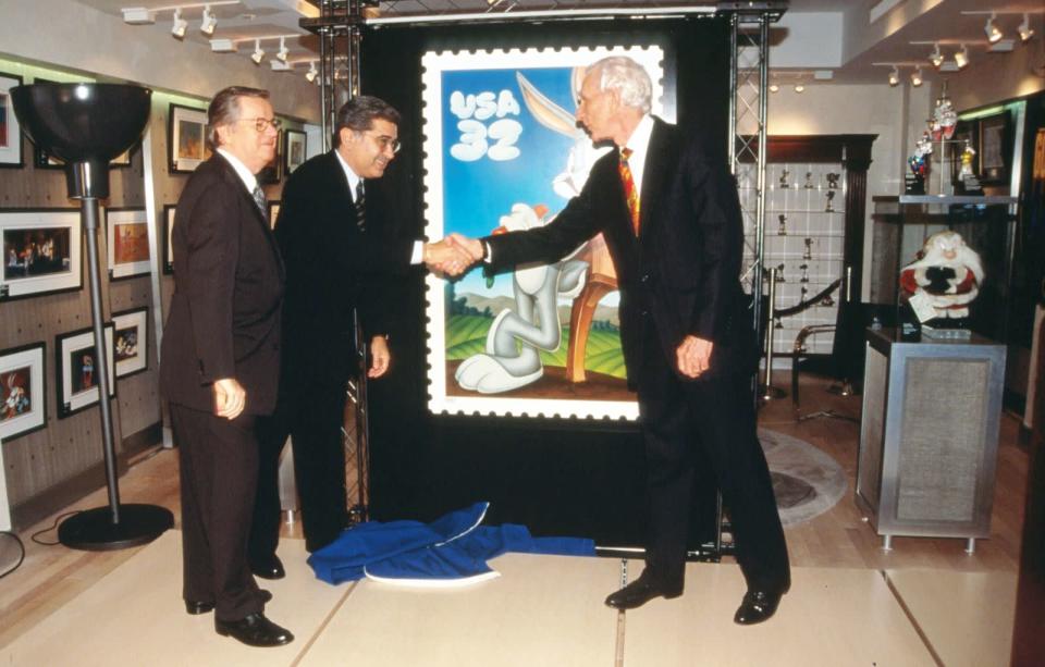 Als erste Zeichentrickfigur überhaupt wurde Bugs Bunny im Jahr 1996 auf einer amerikanischen Briefmarke abgebildet (Bild). Zu seinem 80. Geburtstag bekam er erneut ein Briefmarken-Set gewidmet: Unter dem Titel "Bugs Bunny Forever" erscheinen zehn Marken am 27. Juli 2020. (Bild: Evan Agostini/Liaison/Getty Images)