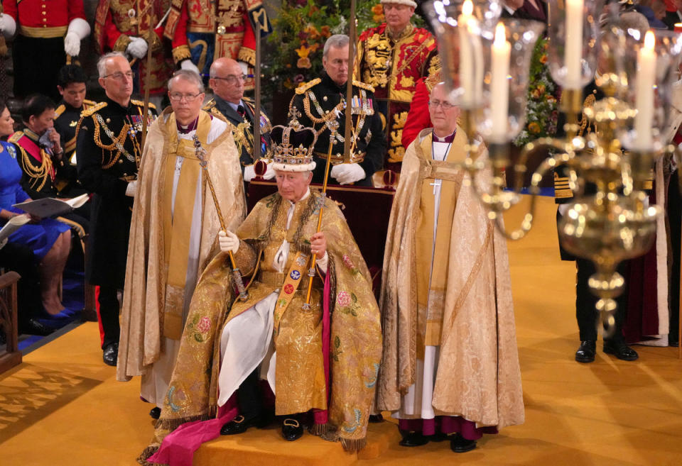 英國國王查爾斯三世正式戴上象徵王權的「聖愛德華王冠」後，正式加冕為英國國王。   圖：路透社
