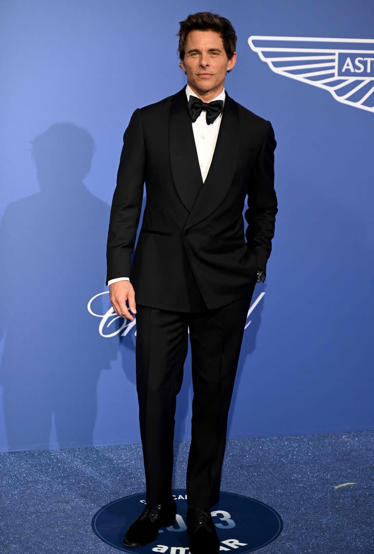 El actor estadounidense James Marsden eligió un look clásico para concurrir a la gala que se llevó a cabo en el Hotel du Cap-Eden-Roc