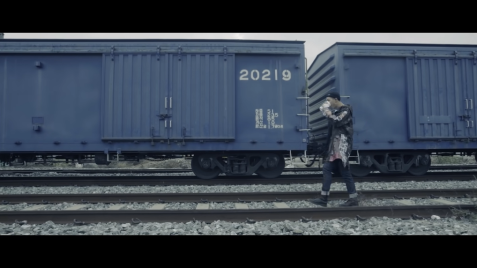 RM曾在《Run》MV中和藍色集裝箱有過不解之緣。（圖／翻攝自YouTube）