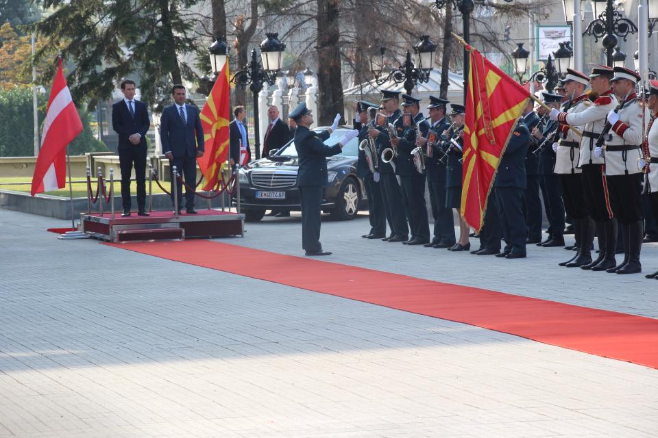 Sebastian Kurz beim Staatsbesuch in Mazedonien auf dem Podest neben der lettischen Flagge. (Bild: Getty Images)