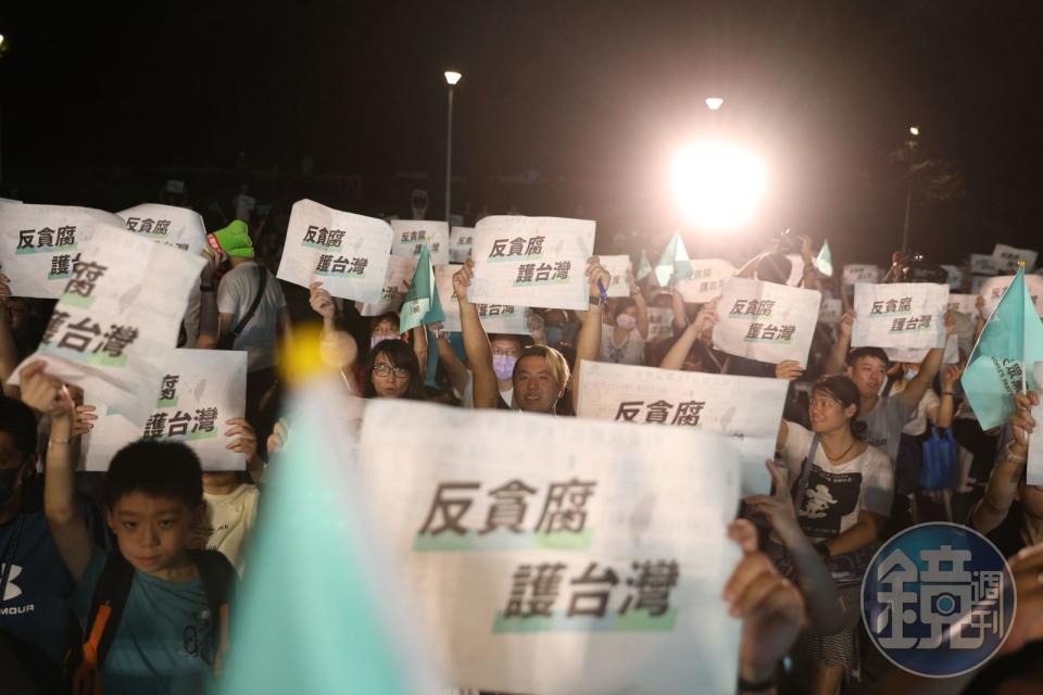 民眾黨22日晚間在台北榮星花園舉辦「反貪腐、護台灣」開講，現場湧入不少支持者參與活動。