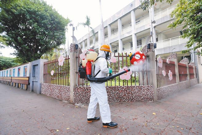 台北市防疫旅館疑出現新冠肺炎群聚感染，個案17181檢疫期滿出關後6天出現症狀，經採檢後確診，由於個案曾赴幼兒園接小孩，環保局人員2日進行周邊環境清消。（黃世麒攝）