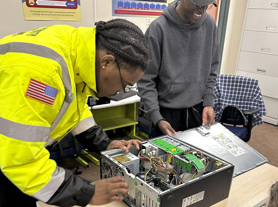 En esta imagen sin fechar, estudiantes del programa Arma tu Propia Computadora ofrecido por el grupo de Inclusión Digital de Connecticut practica sus habilidades. (Rose Servetnick/CfAL por la Inclusión Digital vía AP)