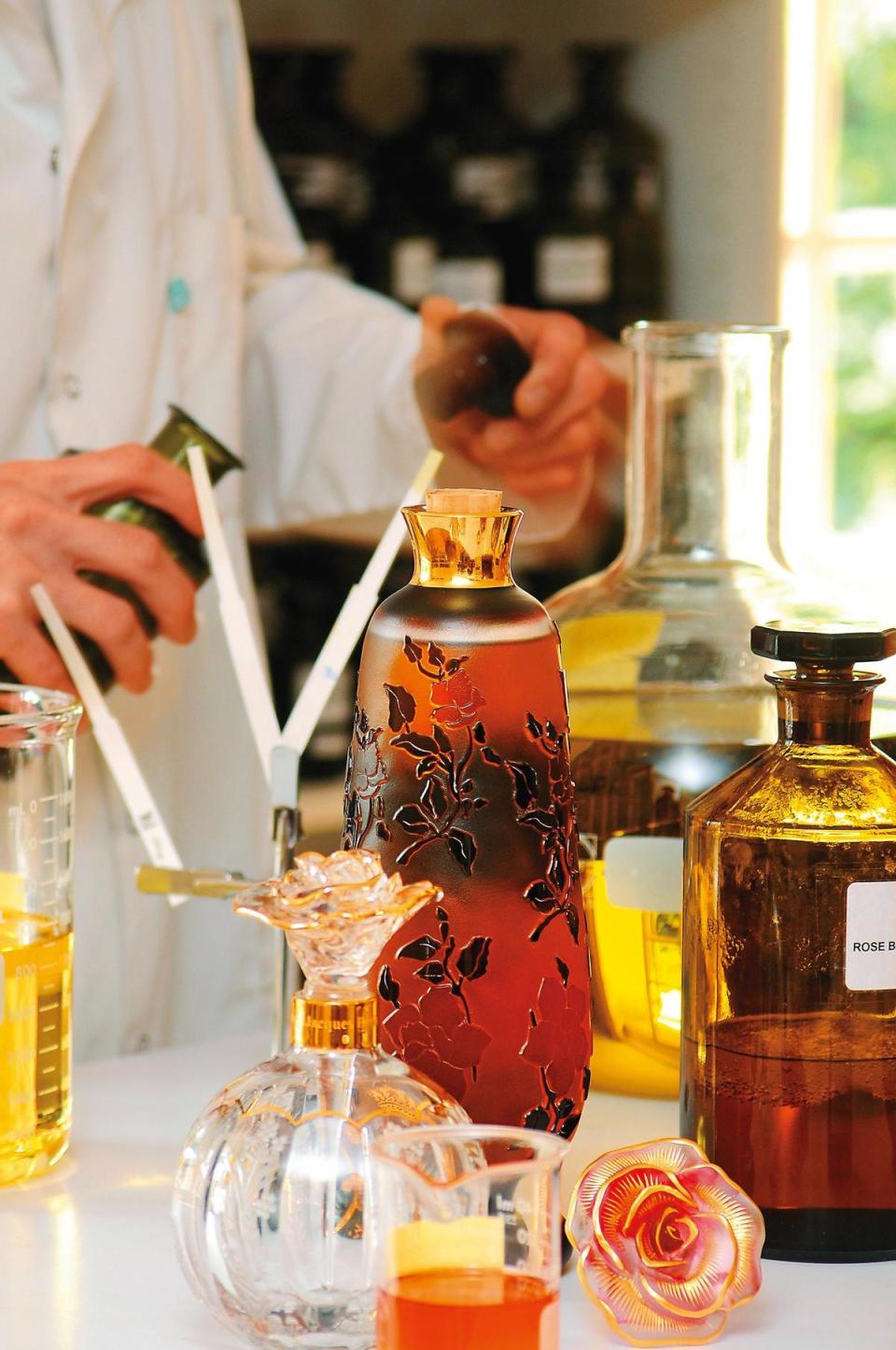 Henry Jacques的香水工坊裡擁有上千種精油，包含珍貴的龍涎香。（Henry Jacques提供）