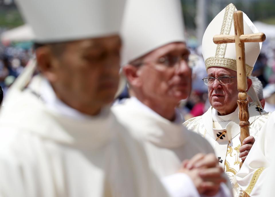 El papa Francisco (c) realiza una misa campal hoy, lunes 6 de julio de 2015, en el Parque Samanes de Guayaquil (Ecuador). El papa afirmó hoy que María no es una "suegra" que nos vigila para alegrarse con "nuestras impericias o errores", en un momento de la homilía de la misa que dedicó a la familia. REUTERS/Alessandro Bianchi