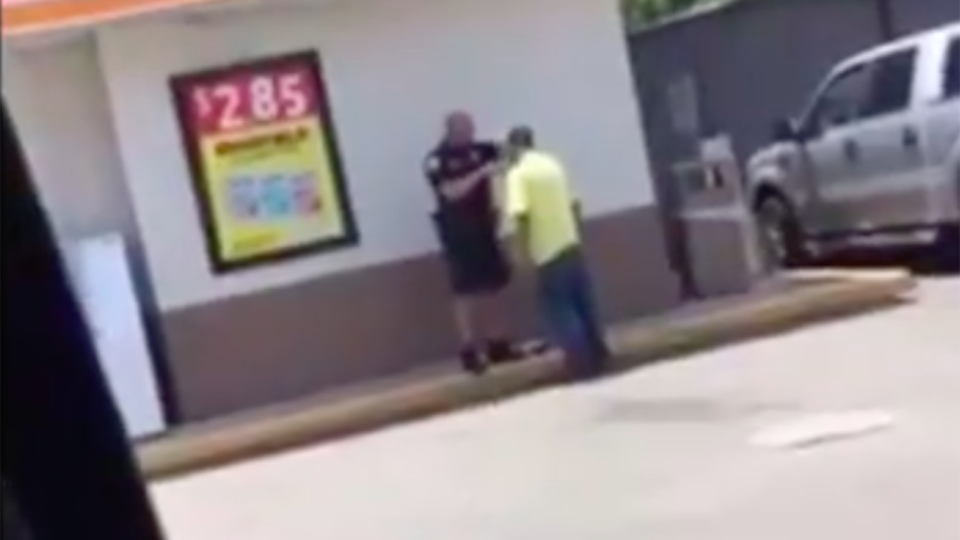 The officer was seen shaving a homeless man outside a petrol station. Source: Facebook/Tallahassee Police Department