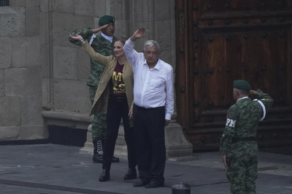 Mexican President Andres Manuel Lopez Obrador and his wife Beatriz Gutierrez say farewell after a march to the capital's main square, the Zócalo, where thousands met to show their support for his government, in Mexico City, Sunday, November 27, 2022. (AP Photo / Marco Ugarte)