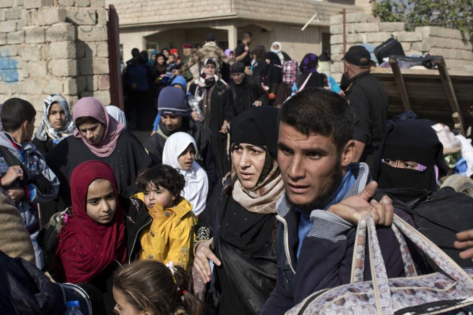 Refugees flee Mosul, Iraq