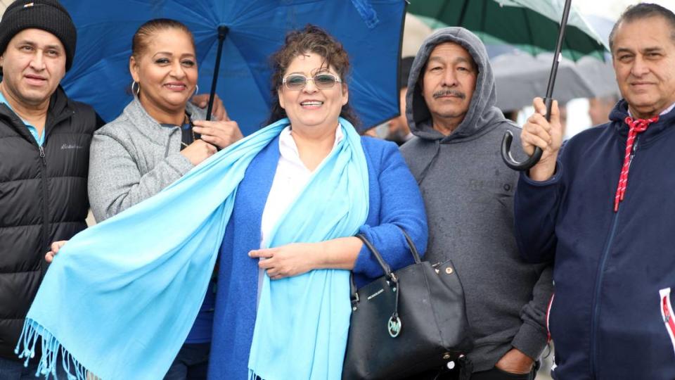Martha Cruz de Escobar, centro, viajó desde Bakersfield con su esposo José Escobar y varios familiares para votar en Fresno de forma presencial el domingo 4 de febrero del 2024 en el Consulado de El Salvador en Fresno.