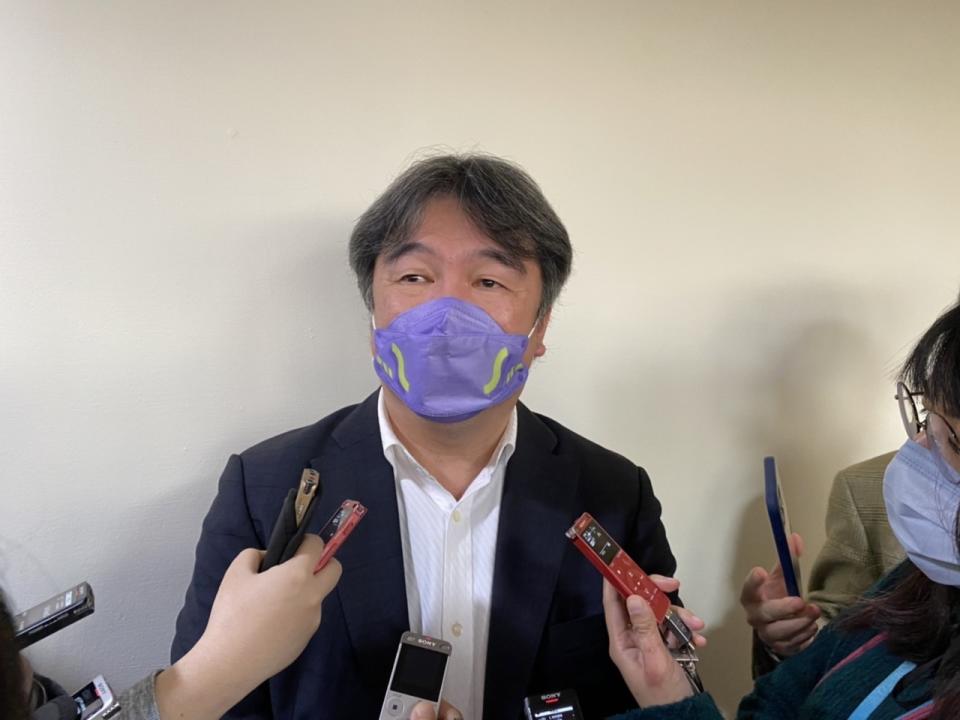 中央流行疫情指揮中心指揮官王必勝28日表示，目前並無聽到退燒藥價格有任何波動狀況，指揮中心隨時掌握異常收購等情況。(央廣檔案/劉品希 攝)