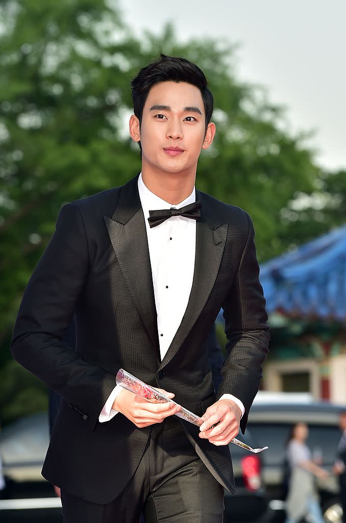 South korean actor Kim Soo-Hyun walks on the red carpet of the 50th annual BaekSang Art Awards in Seoul on May 27, 2014. AFP PHOTO / JUNG YEON-JE (Photo credit should read JUNG YEON-JE/AFP via Getty Images)