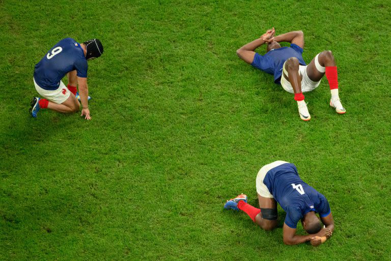 El medio scrum y capitán de Francia Antoine Dupont (L), Cameron Woki (R) y Sekou Macalou (arriba), derrumbados después de la derrota en el partido de cuartos de final de la Copa Mundial de Rugby ante Sudáfrica