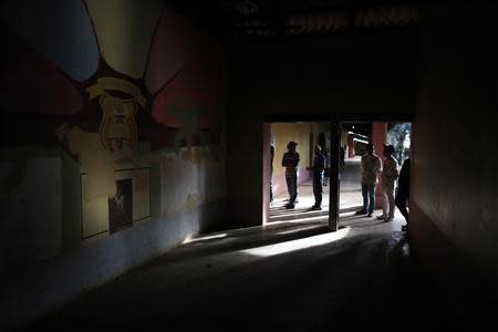 Residents wait in line at a polling station to cast their vote in the presidential election at a school in Catacamas November 24, 2013. REUTERS/Tomas Bravo