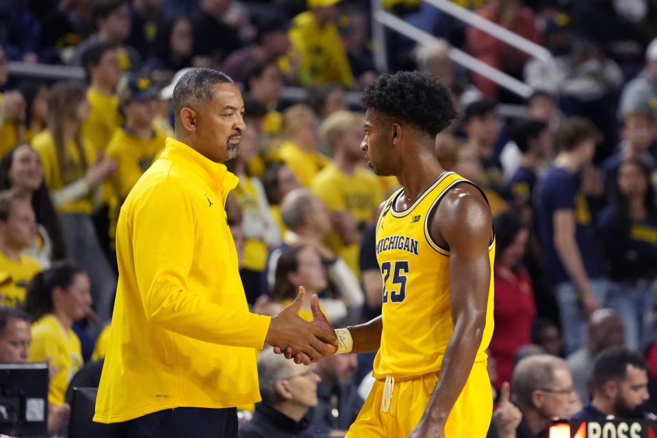 Michigan coach Juwan Howard shakes the hand of guard Jace Howard during the second half of Michigan's 88-75 exhibition win over Ferris State on Friday, Nov. 4, 2022, at Crisler Center.