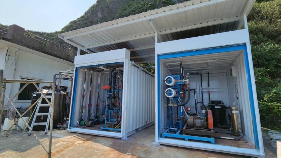 基隆嶼上的「海水淡化處理系統」已啟用，每小時可用海水產出１５００公升的淡水供島上遊客及官兵使用。（圖／基隆市政府提供）