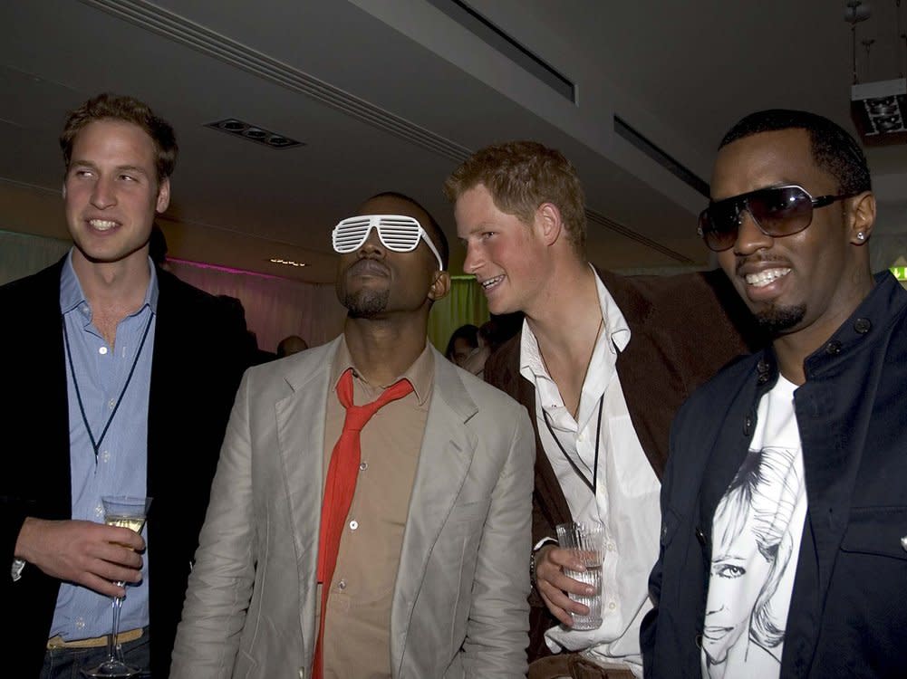 Vertraut: Prinz William (v.l.), Kanye West, Prinz Harry und Sean Combs auf der Party nach dem Gedenkkonzert für Lady Diana 2007 im Wembley-Stadion. Combs trug ein T-Shirt mit dem Konterfei der verstorbenen Prinzessin. (Bild: Anwar Hussein Collection/Wireimage)