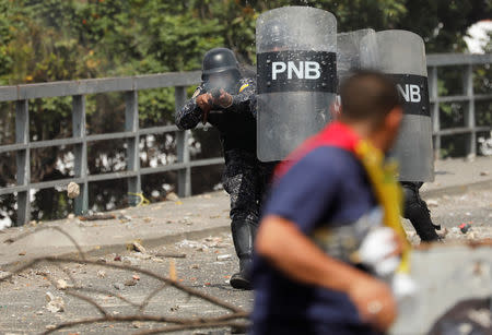 A National Police officer fires rubber bullets during a protest against Venezuelan President Nicolas Maduro's government in Caracas, Venezuela January 23, 2019. REUTERS/Manaure Quintero NO RESALES. NO ARCHIVES.