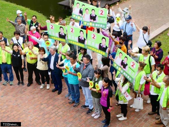 宜蘭縣員山鄉縣議員候選人藍萬義由民進黨中央號召動員造勢，前往縣選委會進行候選人姓名號次抽籤，藍萬義抽到2號。（記者董秀雲攝）