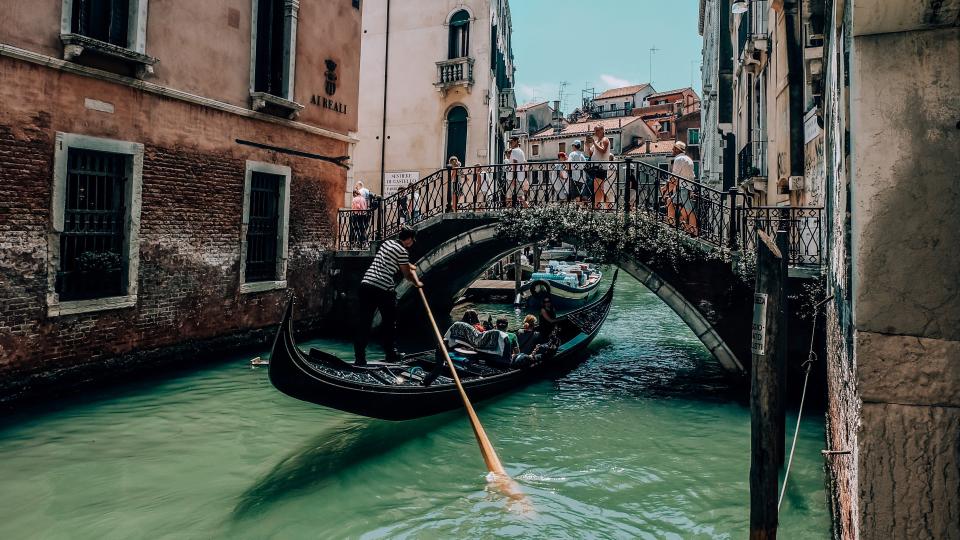 一群中國遊客在搭乘貢多拉（Gondola）小船時不聽船夫勸告，最終導致重心不穩，船隻翻覆。（示意圖，圖取自pexels）