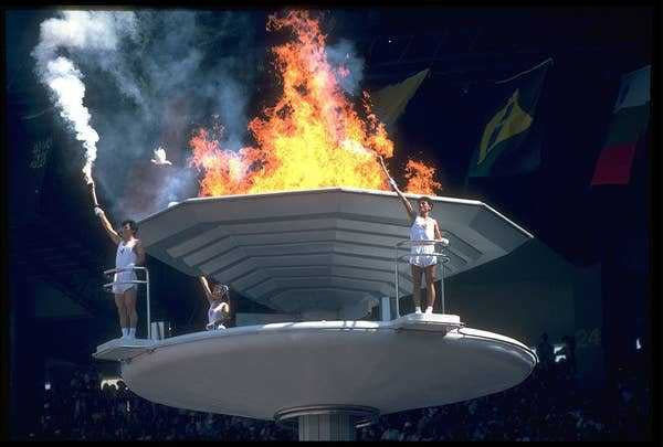 1988年首爾奧運會上使用的鴿子飛入點燃的奧運大鍋中自焚時，放生活鴿子這一項傳統便戛然而止。（圖／翻攝自《BuzzFeed》）