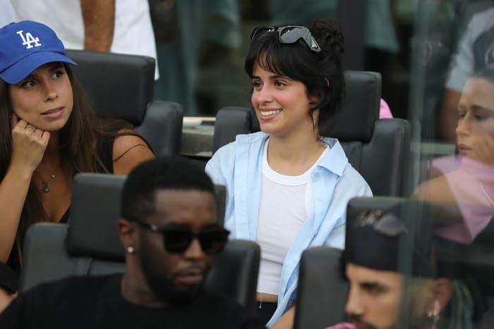 Camila Cabello en el partido de Messi en Miami, detrás de Rauw Alejandro