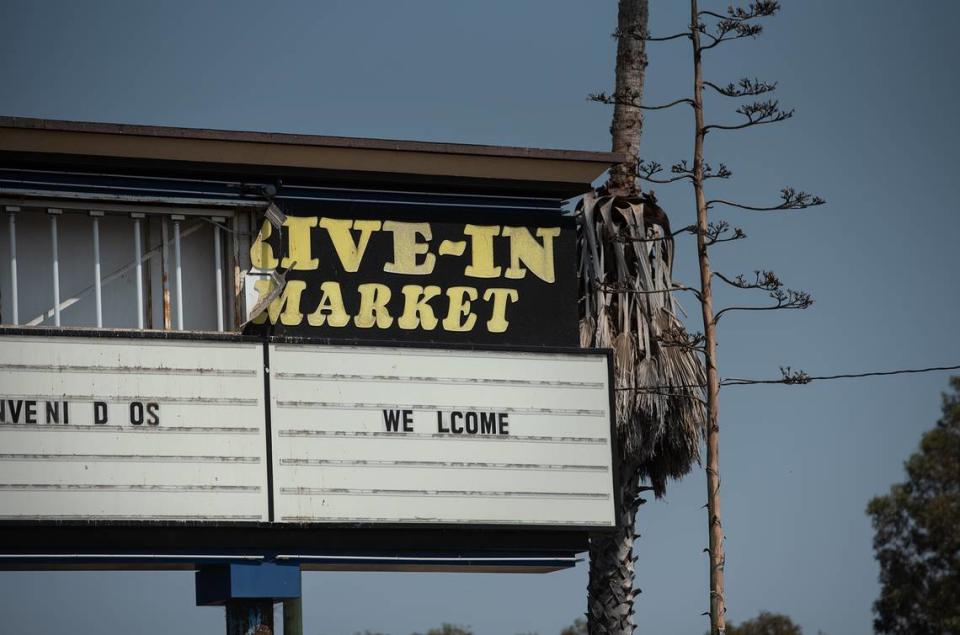 Mark Stotzer trabaja para reabrir el Ceres Drive-In, en Ceres, California, el viernes 4 de septiembre de 2020.