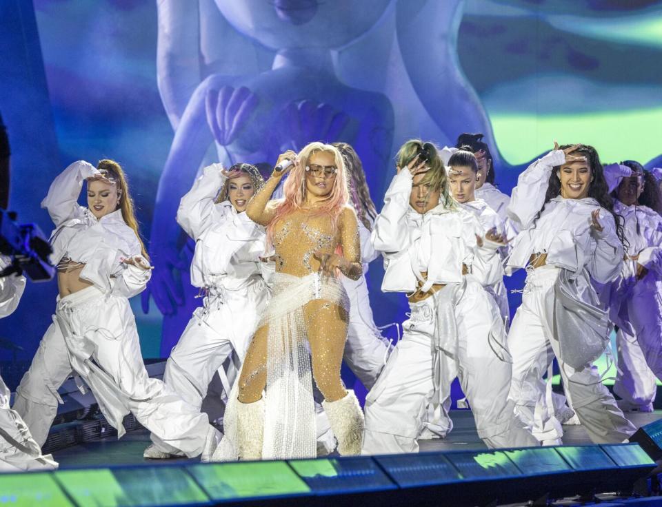 Karol G junto a asu 14 bailarinas encendieron el escenario del Rose Bowl.