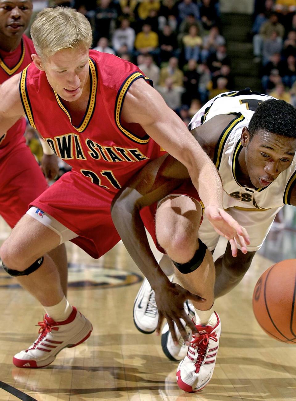 Missouri’s Kareem Rush (right) beat Iowa State’s Shane Power to the ball during a 2001 game in Columbia. The Tigers won 112-109 in four overtimes