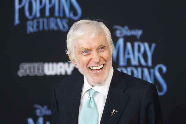 Dick Van Dyke abre las puertas de su casa, repasa su historia y sueña con regresar a los escenarios