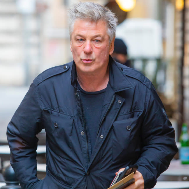 Alec Baldwin demanda a cuatro integrantes del equipo de 'Rust' credit:Bang Showbiz