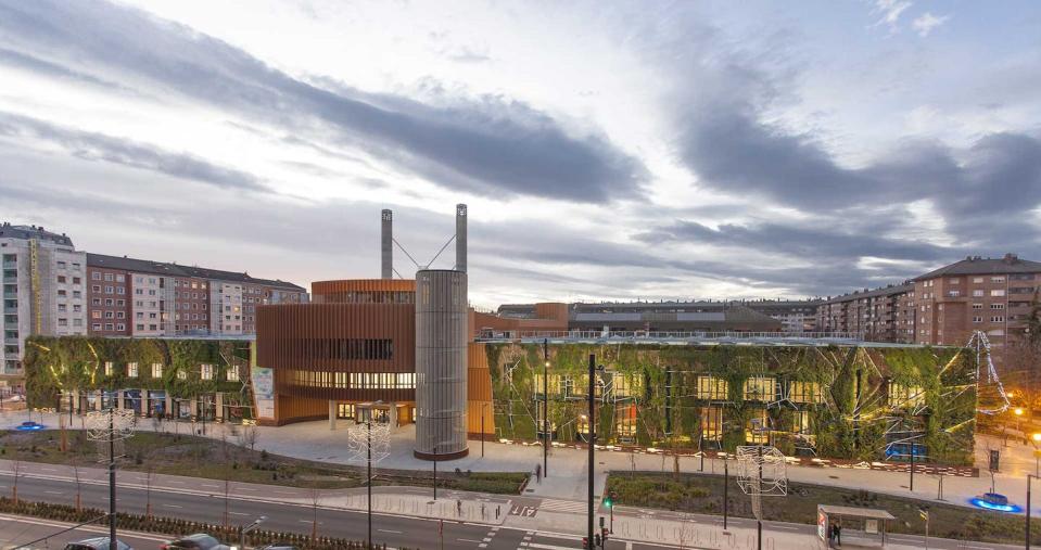 Fachada verde del Palacio de Congresos Europa en Vitoria-Gasteiz. <a href="https://palacios-congresos-es.com/listings/palacio-de-congresos-de-europa/#1654853246262-391c9864-7136" rel="nofollow noopener" target="_blank" data-ylk="slk:APCE;elm:context_link;itc:0;sec:content-canvas" class="link ">APCE</a>