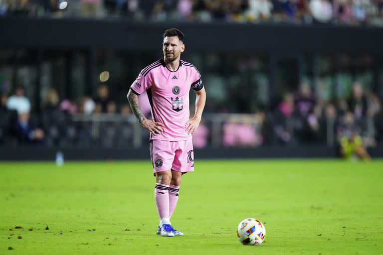 El arco en la mira, todo listo... pero el tiro libre de Messi se fue por muy poco