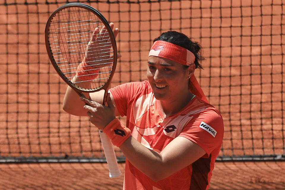 Ons Jabeur celebra tras derrotar a Lucia Bronzetti la primera ronda del Abierto de Francia, el martes 30 de mayo de 2023, en París. (AP Foto/Aurelien Morissard)