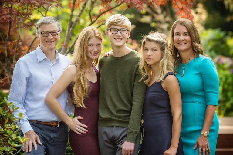 Bill y Melinda Gates junto a sus tres hijos: el matrimonio de 27 años llegó a su fin (Instagram @jenniferkgates/)