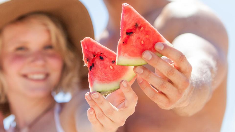 Bereits fertig geschnittene Melonenstücke aus dem Handel sollten nur verzehrt werden, wenn die Kühlkette stimmt.