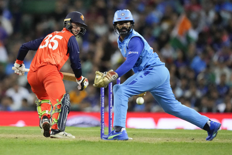Netherlands' Scott Edwards, left, watches the ball goe past India's wicketkeeper Dinesh Karthik during the T20 World Cup cricket match between India and the Netherlands in Sydney, Australia, Thursday, Oct. 27, 2022. (AP Photo/Rick Rycroft)