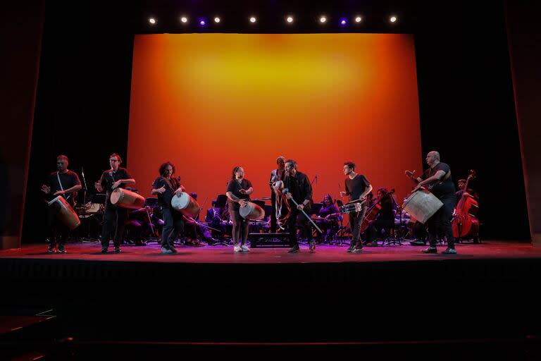 Chin Yonk ataca de nuevo, una obra/experiencia/concierto, con el escenario habitado por una orquesta