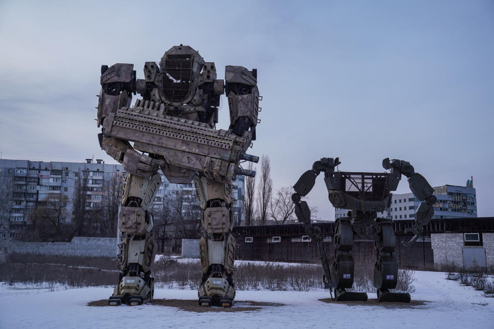 Esculturas de robots sobre un fondo de edificios dañados el 25 de febrero de 2023 en Donetsk, Ucrania. Donetsk fue una de las ciudades más dañadas en el segundo año de la guerra entre Rusia y Ucrania. (Foto de Cemal Yurttas / vía Getty Images)