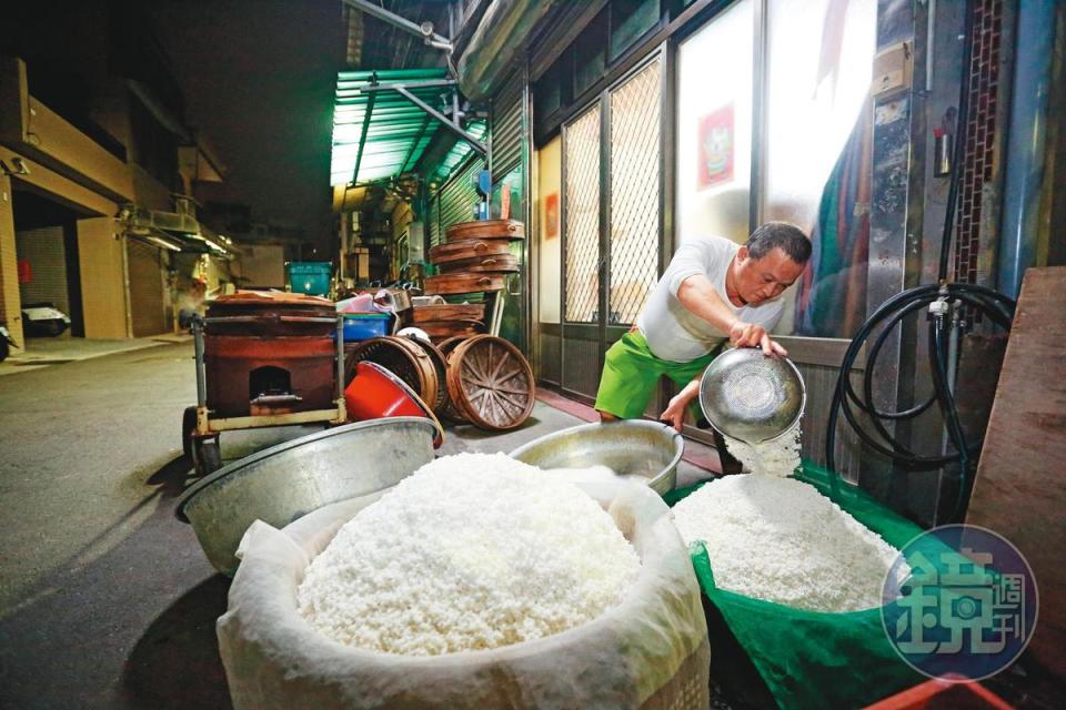 朱家的茯苓糕是由純米捶成粉製作，每週有2、3天朱明發得洗米、瀝乾，再進行後續捶米的動作。