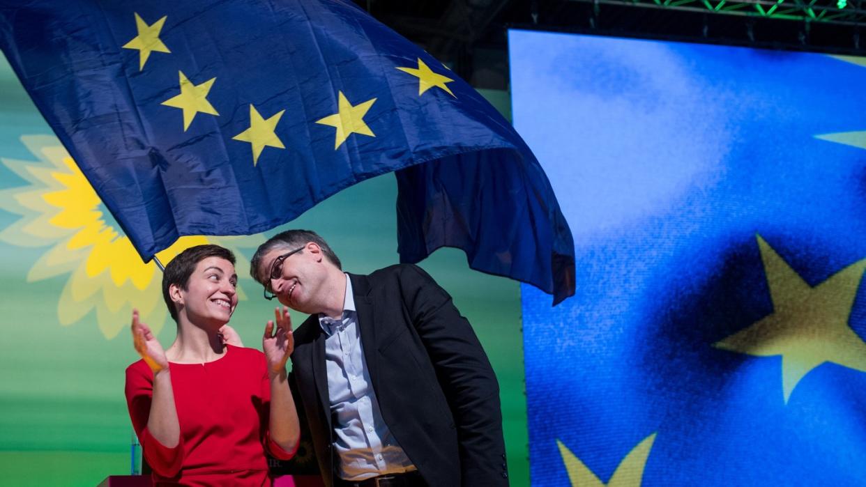 Ska Keller und Sven Giegold freuen sich über ihre Wahl auf Listenplatz eins und zwei der Europaliste. Foto: Hendrik Schmidt