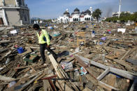 Alle 7:59 (ora locale) del 26 dicembre 2004 onde alte 15 metri, generate da un sisma di magnitudo 9.1, si alzarono e colpirono Indonesia, Sri Lanka, India e Thailandia. Oltre 230mila le vittime (tra cui 40 italiani) e mezzo milione di feriti. (AP Photo/Dita Alangkara, File)