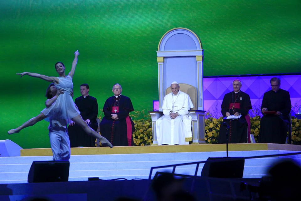 PHILADELPHIA, PA - SEPTEMBER 26: Pope Francis attends the Festival of Families along Benjamin Franklin Parkway on September 26, 2015 in Philadelphia, Pennsylvania. Pope Francis wraps up his trip to the United States with two days in Philadelphia, attending the Festival of Families and meeting with prisoners at the Curran-Fromhold Correctional Facility. (Photo by Eric Thayer-Pool/Getty Images)