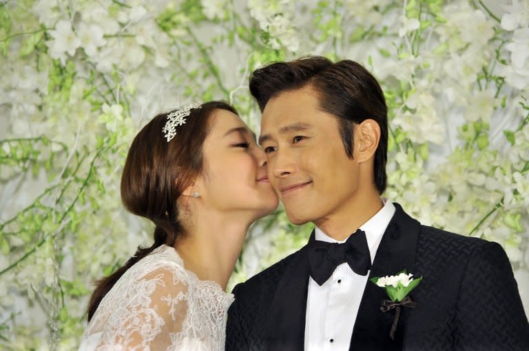 South Korean actor Lee Byung-Hun poses with actress Lee Min-Jung during a press conference before their wedding in Seoul, on August 10, 2013. Lee Byung-Hun is one of the best known faces of the Korean Wave of popular culture