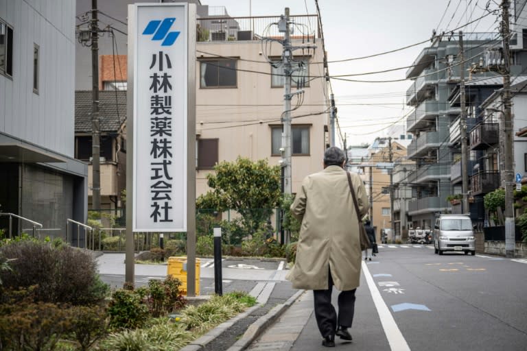 Un homme passe devant un panneau de Kobayashi Pharmaceutical face au bureau de la compagnie à Tokyo, au Japon le 28 mars 2024 (Yuichi YAMAZAKI)