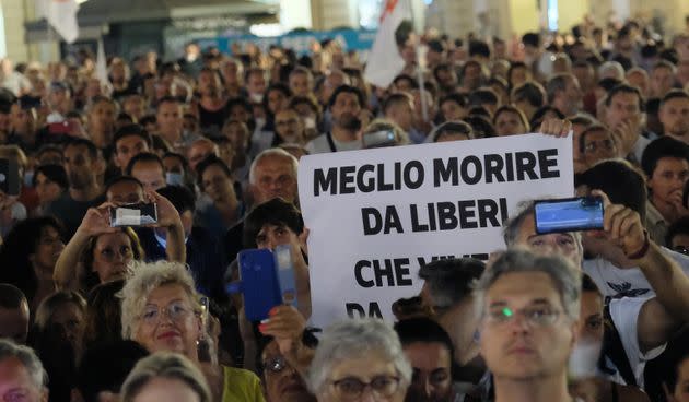 Folla in Piazza Castello a Torino per il No paura Day, manifestazione lanciata due giorni fa via internet per protestare contro il Green pass e l'obbligo vaccinale, Torino, 22 luglio 2021.
ANSA/ALESSANDRO DI MARCO (Photo: ALESSANDRO DI MARCO ANSA)