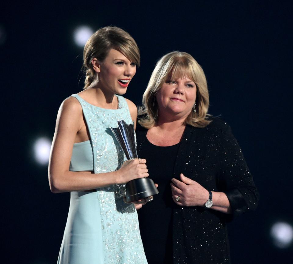 Closeup of Taylor and Andrea Swift