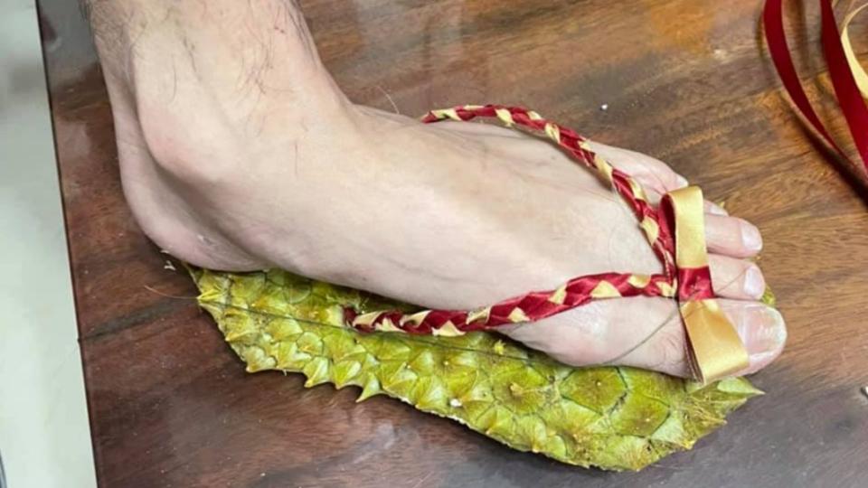 網友用「榴槤皮」製拖鞋，秒成「天堂路隨身版」。（圖／翻攝自「爆廢公社公開版」臉書）